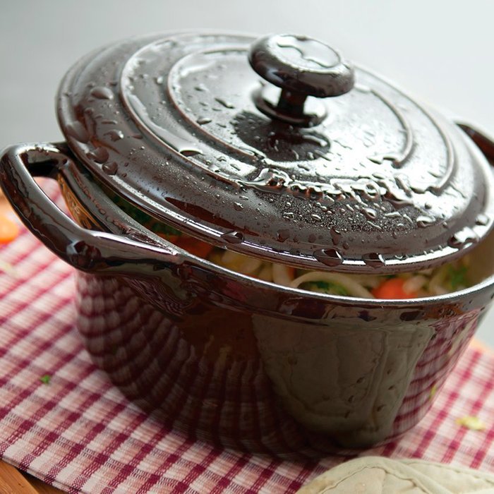 Кастрюля чугунная, эмалированная, диам. 20 см, 2,5 л